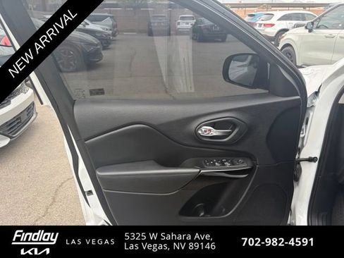 Used 2019 Jeep Cherokee Latitude Plus AWD/4WD image 9