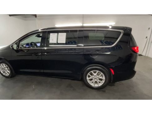 Used 2024 Chrysler Pacifica Touring-L image 6