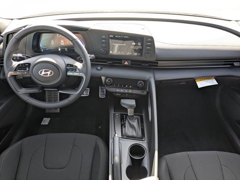 Used 2025 Hyundai Elantra Sport image 17