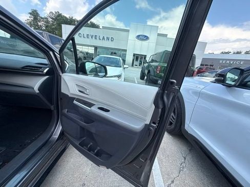 Used 2021 Toyota Sienna Limited FWD image 22