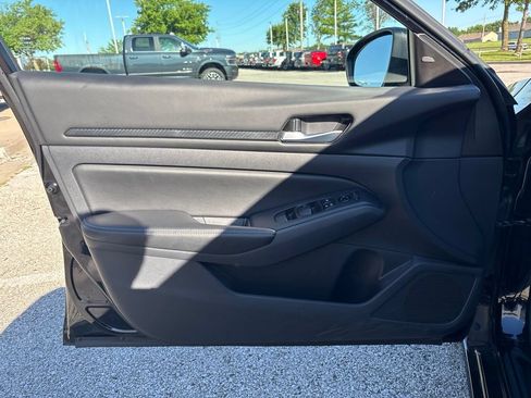 Used 2025 Nissan Altima 2.5 SV FWD image 54
