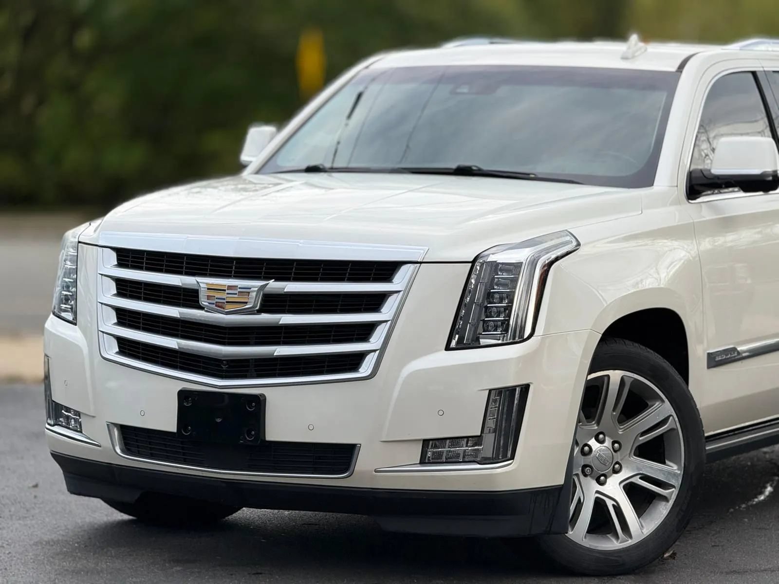 Used 2015 Cadillac Escalade ESV Premium AWD/4WD image 2