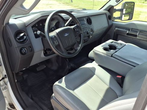 Used 2015 Ford F550 4x4 Regular Cab Super Duty image 4