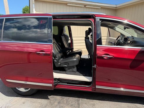Used 2017 Chrysler Pacifica Touring-L Plus FWD image 22