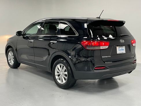 Used 2016 Kia Sorento LX image 3