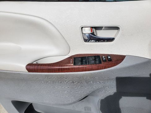 Used 2012 Toyota Sienna XLE image 14