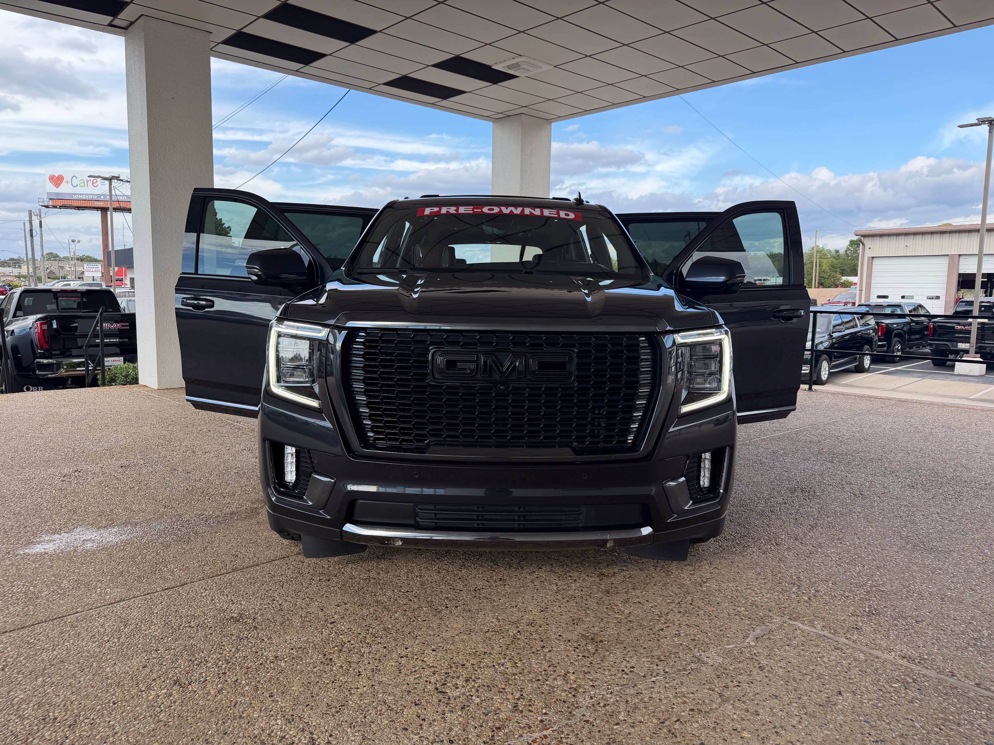 Used 2023 GMC Yukon XL Denali Ultimate AWD/4WD image 9