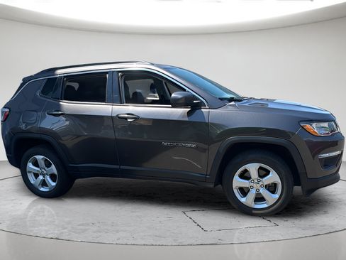 Used 2018 Jeep Compass Latitude AWD/4WD image 2