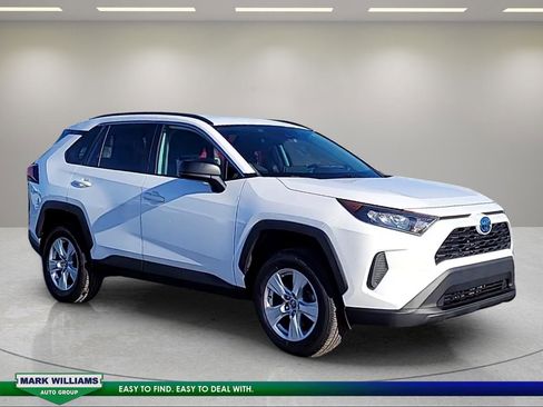 Used 2021 Toyota RAV4 LE image 1