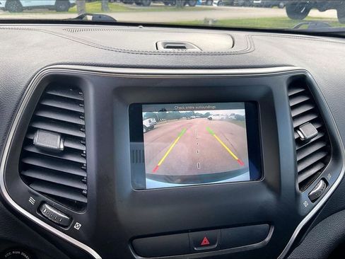 Used 2019 Jeep Cherokee Latitude w/ Popular Appearance Group FWD image 20