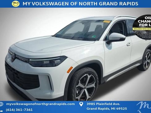 Used 2025 Volkswagen Tiguan SE AWD/4WD image 8