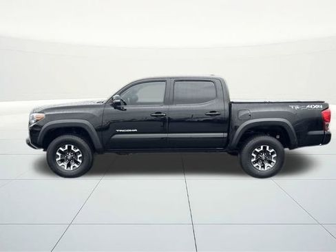 Used 2017 Toyota Tacoma TRD Off-Road image 2