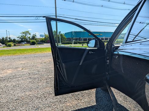 Used 2017 Toyota RAV4 XLE w/ Carpet Mat Package AWD/4WD image 10