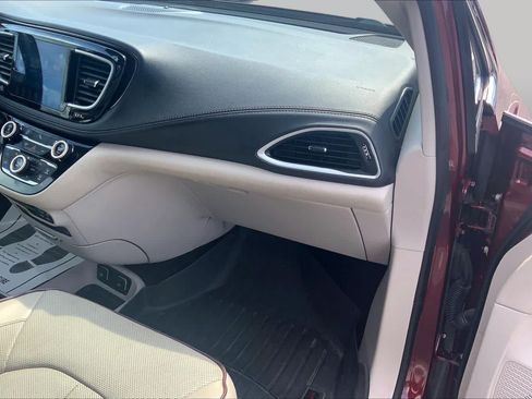 Used 2017 Chrysler Pacifica Limited w/ UConnect Theater Package FWD image 19
