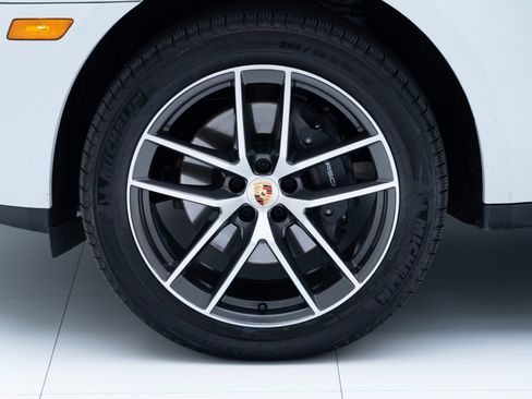 Certified 2025 Porsche Macan image 12