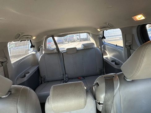 Used 2015 Toyota Sienna XLE image 23