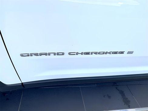Used 2023 Jeep Grand Cherokee Limited image 10