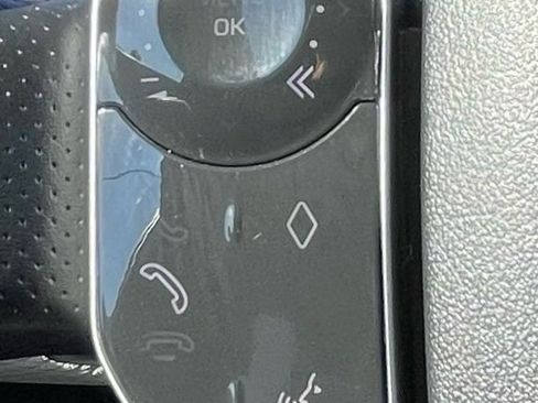 Used 2019 Land Rover Range Rover Velar R-Dynamic SE image 23