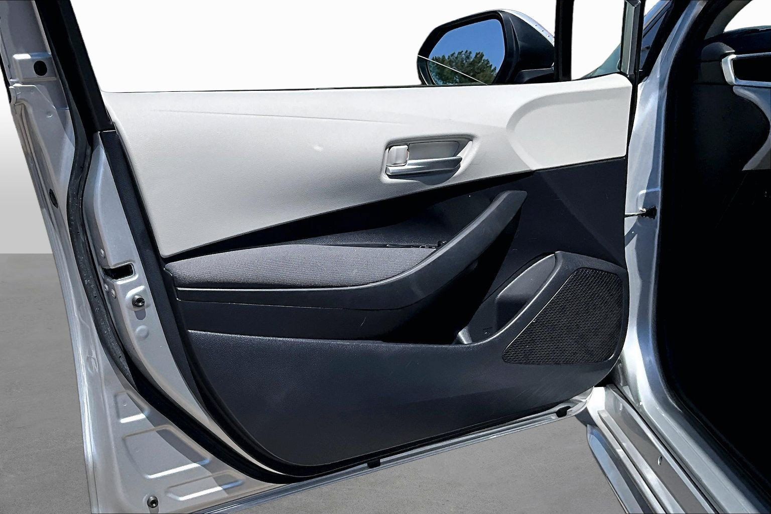 Used 2020 Toyota Corolla LE w/ Carpet Mat Package (TMS) FWD image 16
