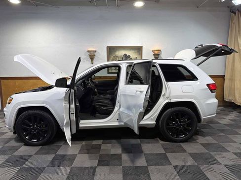 Used 2017 Jeep Grand Cherokee Altitude image 12