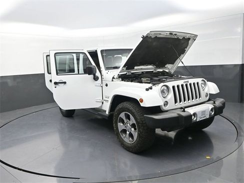 Used 2017 Jeep Wrangler Unlimited Sahara w/ Connectivity Group image 25