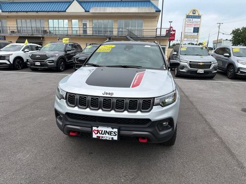 Used 2025 Jeep Compass Trailhawk AWD/4WD image 3