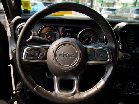 Used 2019 Jeep Wrangler Unlimited Sahara AWD/4WD image 15