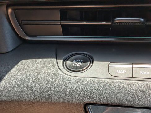 Used 2025 Hyundai Elantra SEL FWD image 28