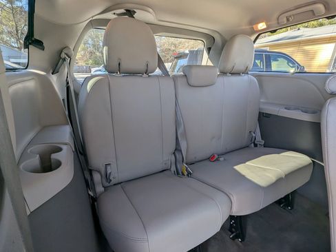 Used 2017 Toyota Sienna XLE Premium image 37