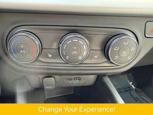Used 2025 Chevrolet Trax RS w/ Sunroof Package FWD image 10