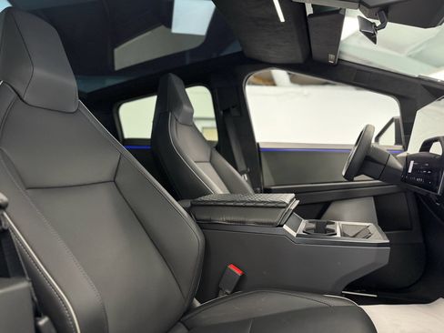 Used 2024 Tesla Cybertruck AWD Crew Cab image 33