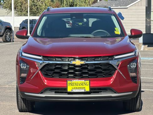 Used 2025 Chevrolet Trax LT FWD image 6