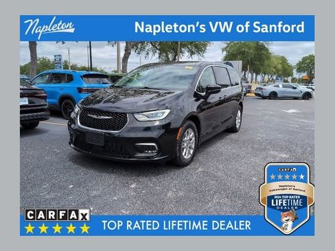 Used 2024 Chrysler Pacifica Touring-L image 1