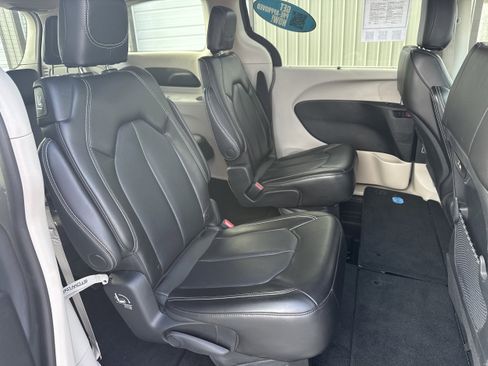 Used 2023 Chrysler Pacifica Touring-L image 12