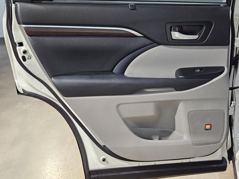 Used 2015 Toyota Highlander Limited FWD image 34