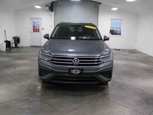 Used 2024 Volkswagen Tiguan SE image 3
