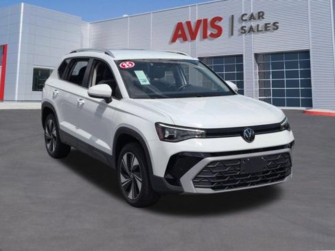 Used 2025 Volkswagen Taos SE AWD/4WD image 3