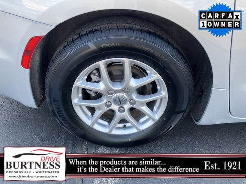 Used 2024 Chrysler Pacifica Touring-L image 12