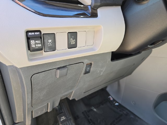 Used 2017 Toyota Sienna XLE FWD image 29