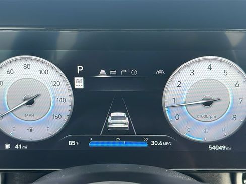 Used 2025 Hyundai Elantra Limited FWD image 2