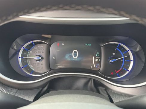 Used 2024 Chrysler Pacifica Limited FWD image 19