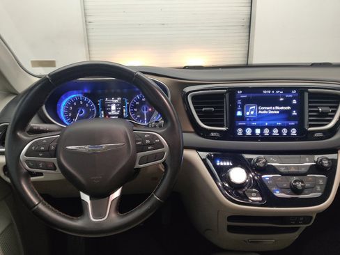 Used 2017 Chrysler Pacifica Touring-L FWD image 22