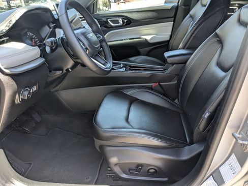 Used 2025 Jeep Compass Limited image 11