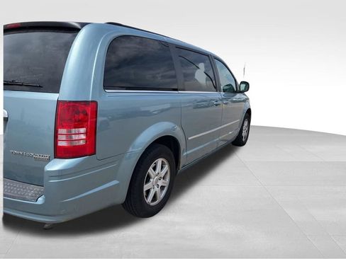 Used 2010 Chrysler Town & Country Touring FWD image 7