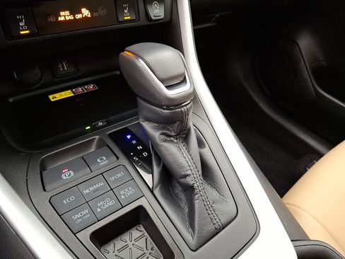 Used 2023 Toyota RAV4 XLE Premium image 12