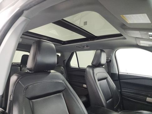 Used 2021 Ford Explorer XLT w/ Equipment Group 202A AWD/4WD image 6