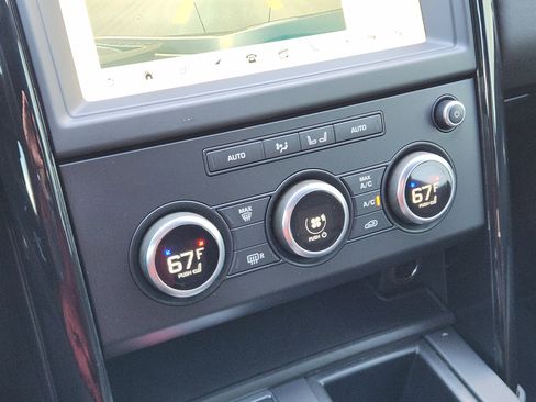 Used 2019 Land Rover Discovery SE image 19