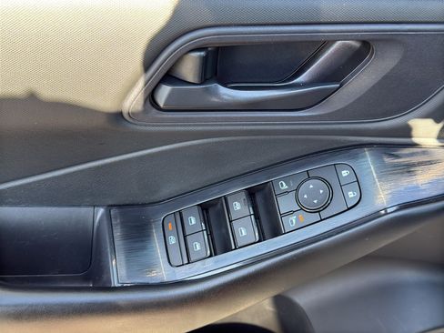 Used 2024 Nissan Rogue S image 10