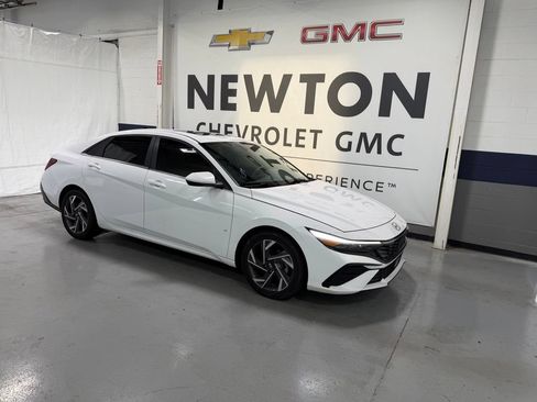 Used 2025 Hyundai Elantra SEL FWD image 2