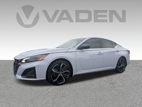 Used 2023 Nissan Altima 2.5 SR FWD image 2